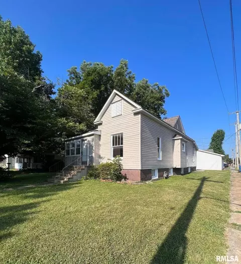 305 N Victor St, Christopher, IL 62822 photo 1