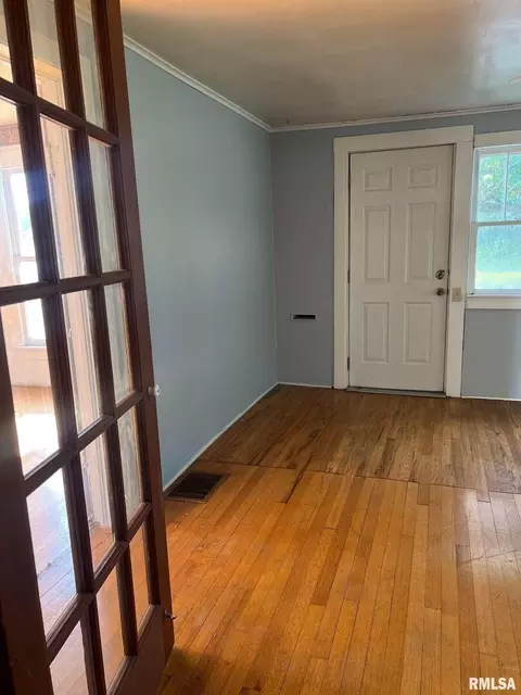 305 N Victor St, Christopher, IL 62822 photo 8