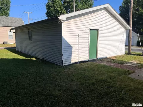 305 N Victor St, Christopher, IL 62822 photo 31