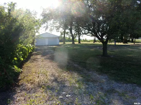 515 Dewolf St, Odin, IL 62870 photo 6