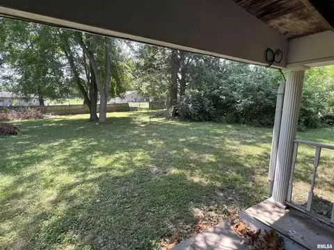 509 N 9th St, Benton, IL 62812 photo 5
