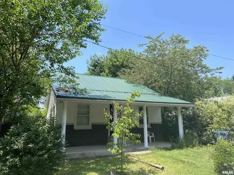 509 N 9th St, Benton, IL 62812 photo 2