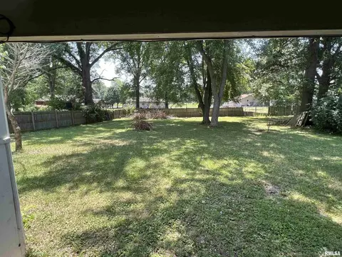 509 N 9th St, Benton, IL 62812 photo 9