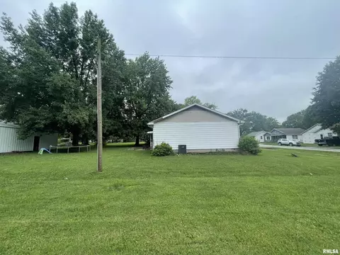210 E Johnson St, Valier, IL 62891 photo 2