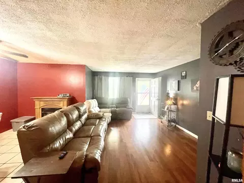 210 E Johnson St, Valier, IL 62891 photo 8