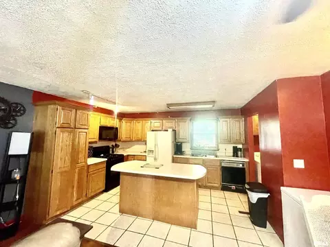 210 E Johnson St, Valier, IL 62891 photo 7