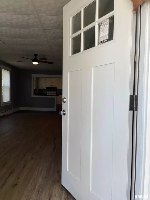 715 E Taylor St, Benton, IL 62812 photo 5