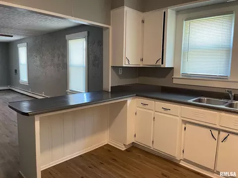 715 E Taylor St, Benton, IL 62812 photo 11