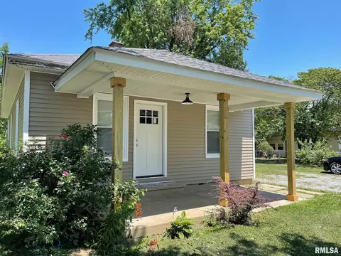 715 E Taylor St, Benton, IL 62812 photo 2