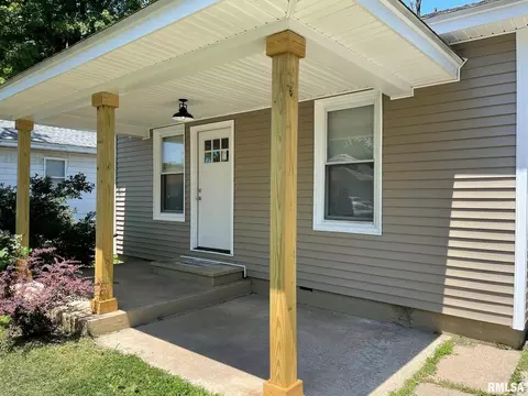 715 E Taylor St, Benton, IL 62812 photo 1
