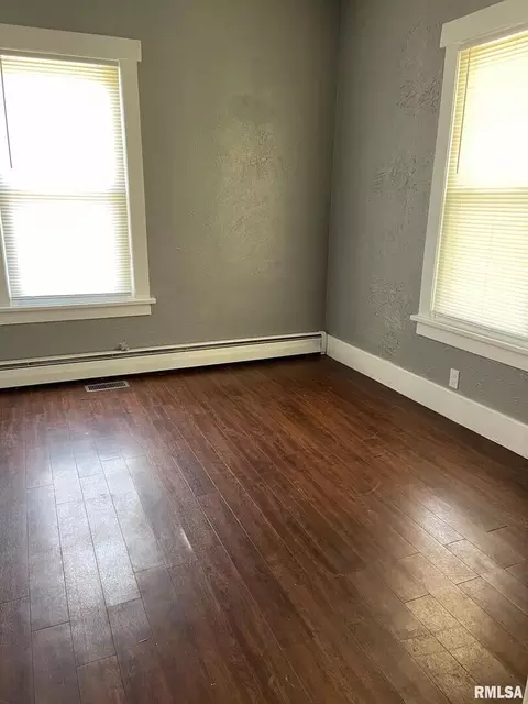 715 E Taylor St, Benton, IL 62812 photo 18