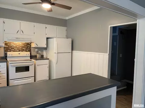 715 E Taylor St, Benton, IL 62812 photo 16