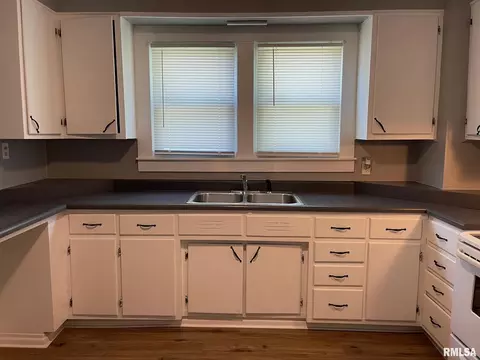 715 E Taylor St, Benton, IL 62812 photo 10
