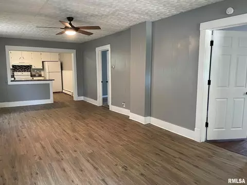 715 E Taylor St, Benton, IL 62812 photo 7