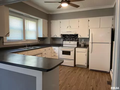715 E Taylor St, Benton, IL 62812 photo 8