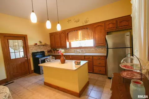 410 S Walnut St, Carmi, IL 62821 photo 15