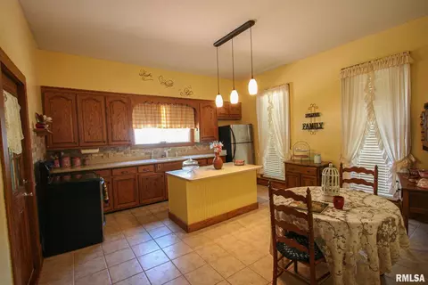 410 S Walnut St, Carmi, IL 62821 photo 16