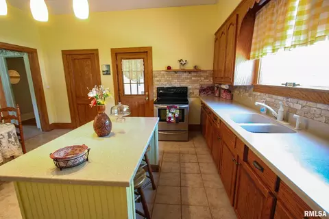 410 S Walnut St, Carmi, IL 62821 photo 14