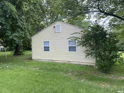 1319 Short St, Centralia, IL 62801 photo 4