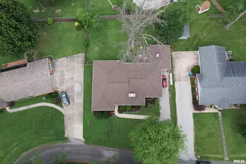 4 Orchard Dr, Centralia, IL 62801 photo 2