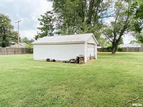 704 Davidson St, Eldorado, IL 62930 photo 6