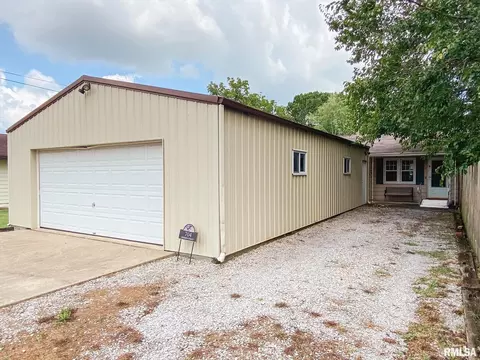 704 Davidson St, Eldorado, IL 62930 photo 1
