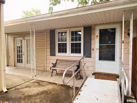 704 Davidson St, Eldorado, IL 62930 photo 2