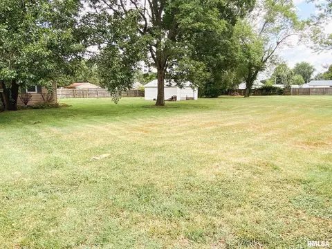 704 Davidson St, Eldorado, IL 62930 photo 5