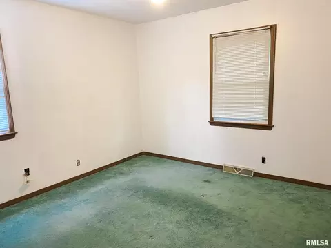 704 Davidson St, Eldorado, IL 62930 photo 15