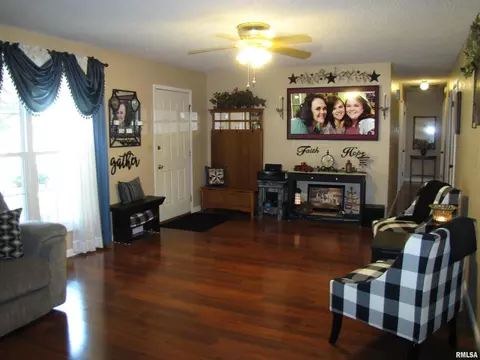 222 Lamar Dr, Salem, IL 62881 photo 6