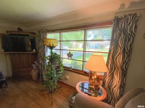 844 W 6th St, Flora, IL 62839 photo 11