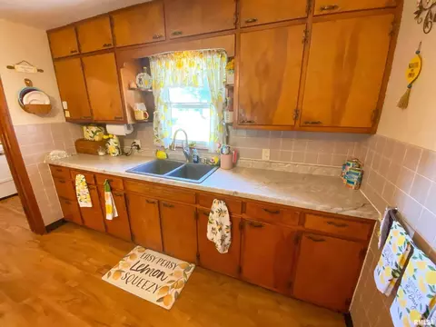 844 W 6th St, Flora, IL 62839 photo 16