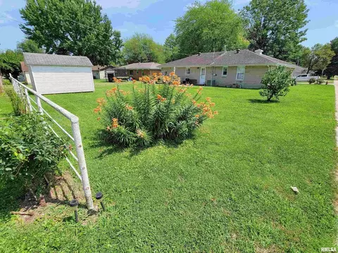 844 W 6th St, Flora, IL 62839 photo 2