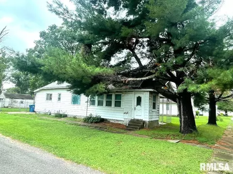 639 E 11th St, Centralia, IL 62801 photo 2