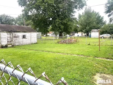 639 E 11th St, Centralia, IL 62801 photo 3