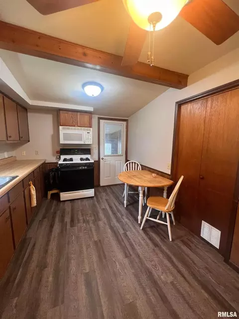 708 S State St, Christopher, IL 62822 photo 6