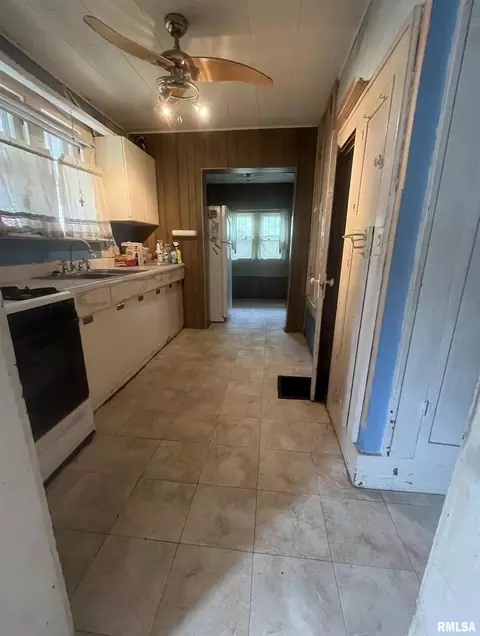 1216 E Broadway St, Centralia, IL 62801 photo 5