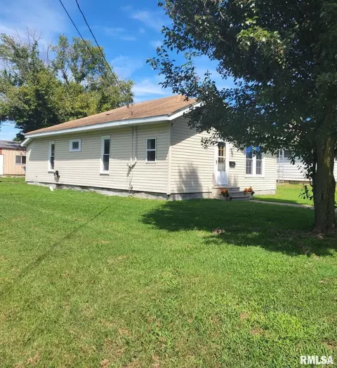 711 S Thomas St, Christopher, IL 62822 photo 2
