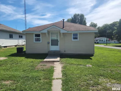 711 S Thomas St, Christopher, IL 62822 photo 4