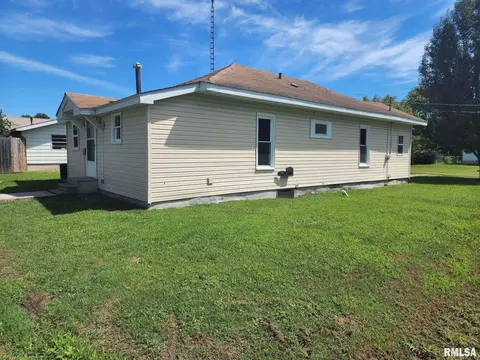 711 S Thomas St, Christopher, IL 62822 photo 3