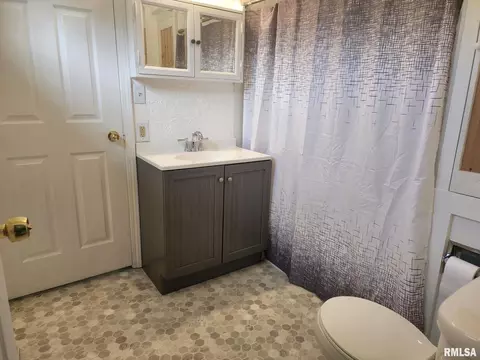 711 S Thomas St, Christopher, IL 62822 photo 17