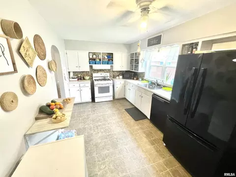 803 N Mill St, Flora, IL 62839 photo 14