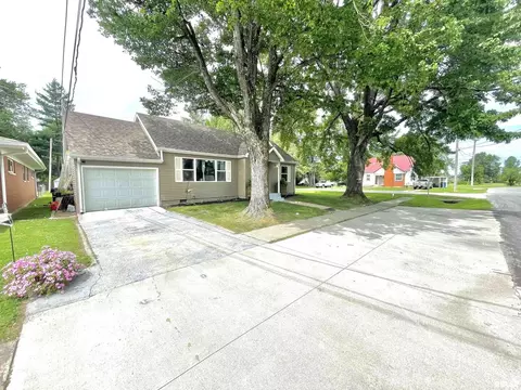 803 N Mill St, Flora, IL 62839 photo 2
