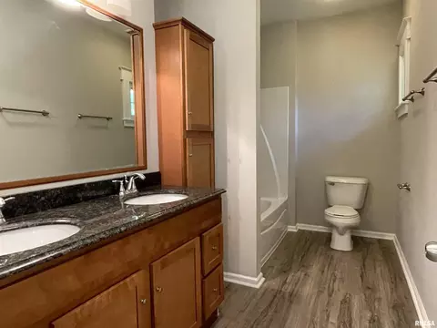 601 E Smith St, Benton, IL 62812 photo 17
