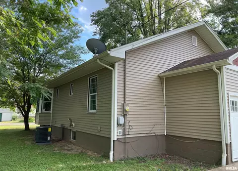 601 E Smith St, Benton, IL 62812 photo 4