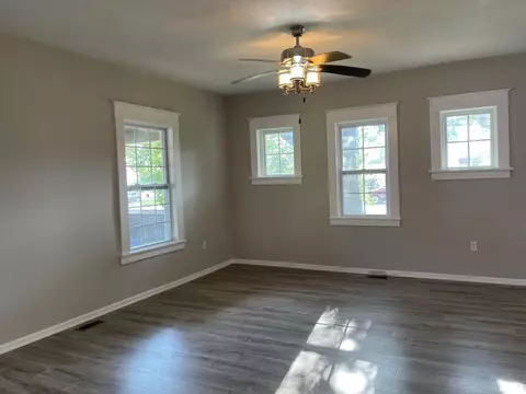 601 E Smith St, Benton, IL 62812 photo 8
