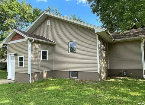 601 E Smith St, Benton, IL 62812 photo 6