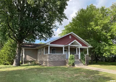 601 E Smith St, Benton, IL 62812 photo 1