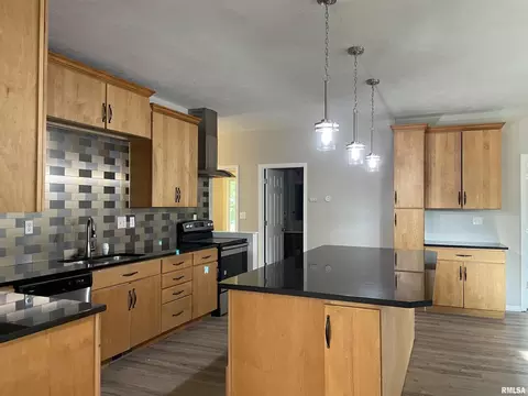 601 E Smith St, Benton, IL 62812 photo 10