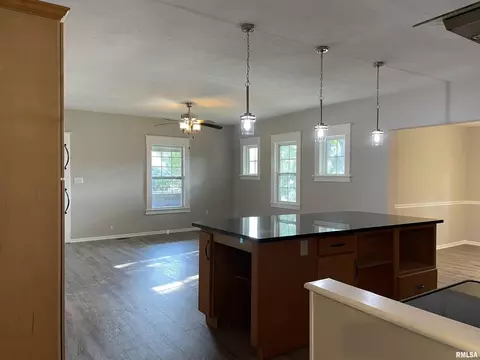 601 E Smith St, Benton, IL 62812 photo 13